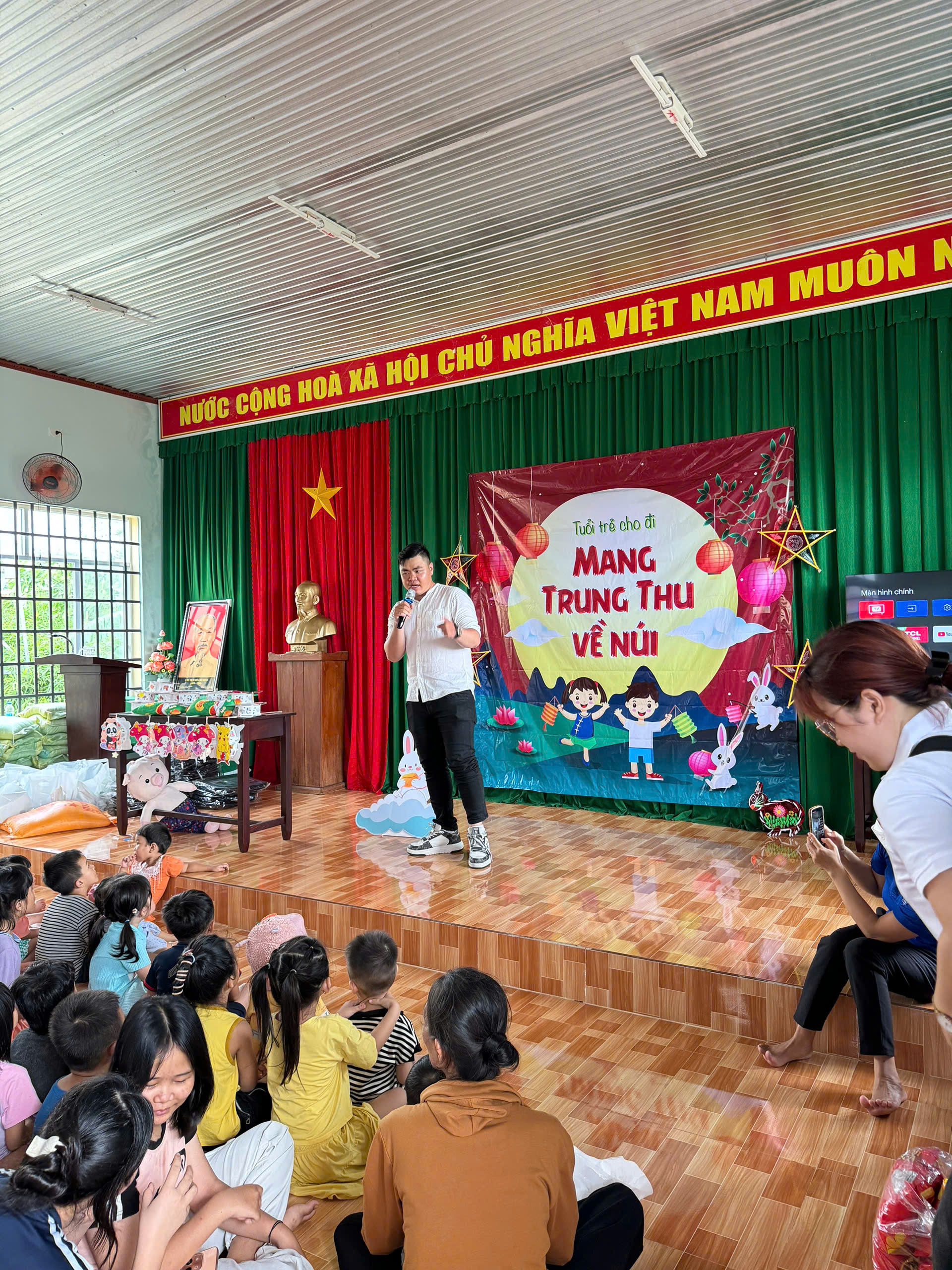 Cộng đồng Tâm An Thiền Quán kết hợp tổ chức Trung thu, tặng gạo, quà... cho các bé có hoàn cảnh khó khăn ở Bù Đốp (Bình Phước)