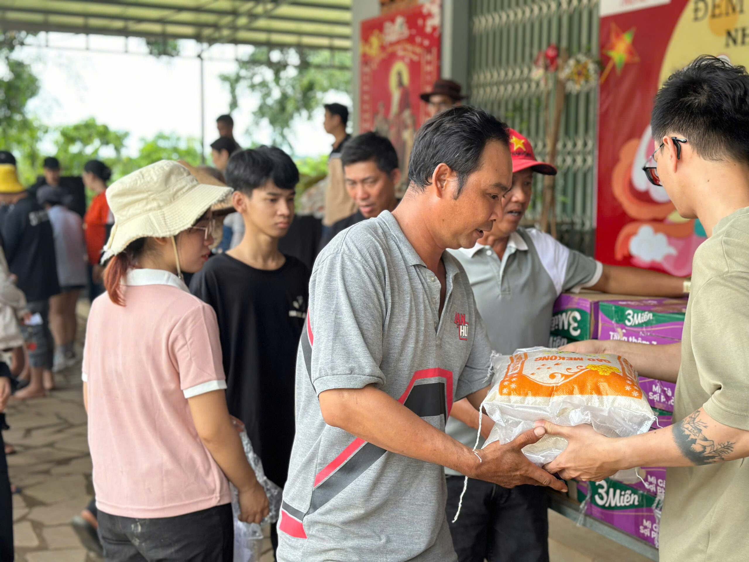 Cộng đồng Tâm An Thiền Quán kết hợp tặng gạo cho bà con khó khăn ở khu vực Mã Đà (Đồng Nai)
