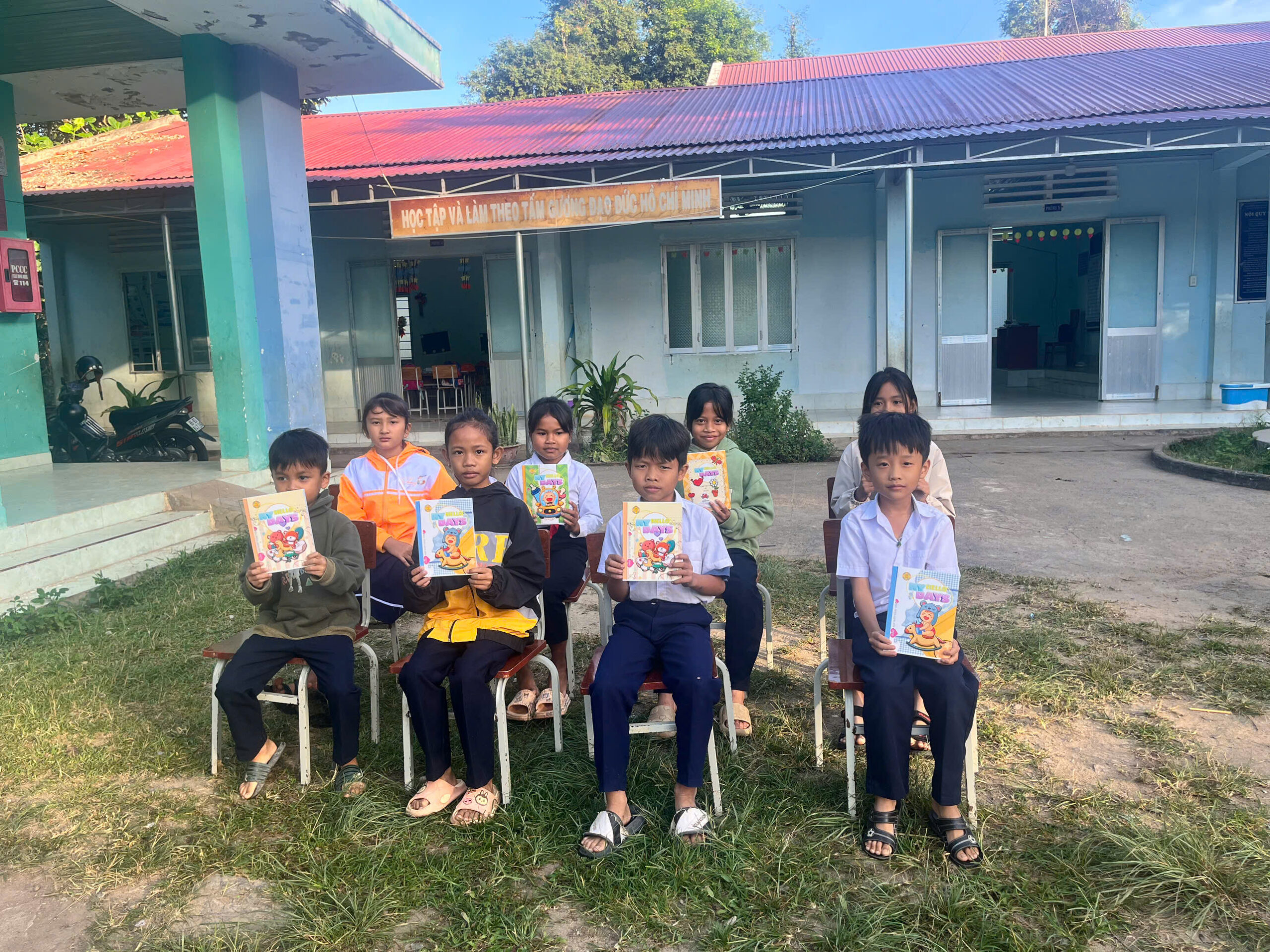 Cộng đồng Tâm An Thiền Quán thăm hỏi và tặng gạo, bút, sách vở... cho các em ở trường La Dạ (Bình Thuận)
