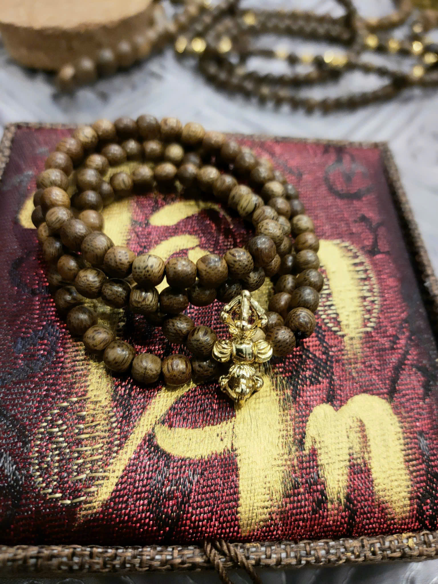 Chuỗi trầm hương 4 vòng mix charm Kim Cang